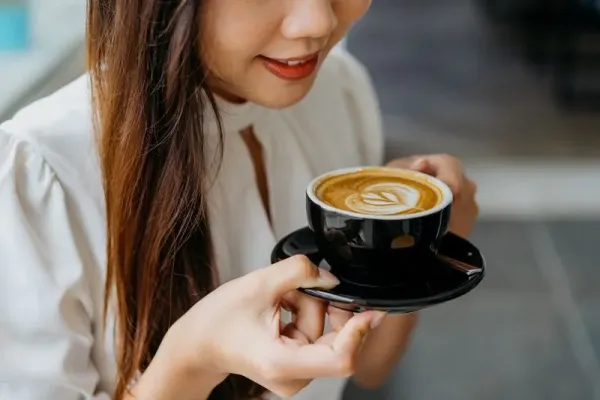 Benarkah Minum Kopi Sebelum Sarapan Picu Maag?