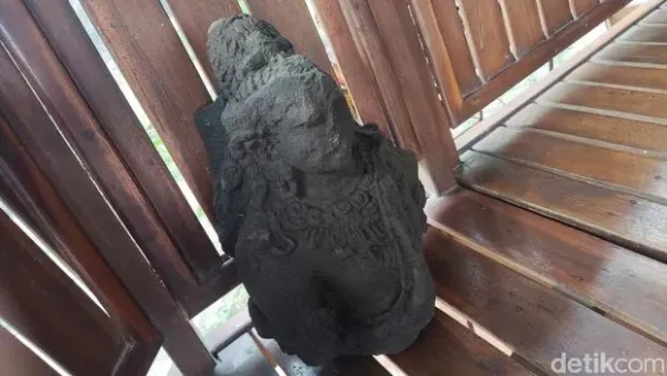 Temuan arca diduga benda peninggalan cagar budaya di Warak Kidul, Mlati, Sleman, Jumat (15/8/2025).