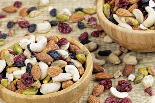 Trail Mix campuran kacang-kacangan dan buah kering.