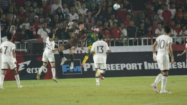 BERDUEL - Kiper Timnas U17 Indonesia, Dafa Al Gasemi (tengah nomor 20) saat berduel melawan pemain Mali pada pertandingan Piala Kemerdekaan 2025 di Stadion Utama Sumatera Utara, Deli Serdang, Senin (18/8/2025) malam WIB.