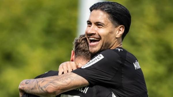 DEBUT KEVIN DIKS - Reaksi Kevin Diks saat melakoni debut bersama Borussia Monchengladbach di DFB Pokal, pada Minggu (17/8/2025) malam WIB. Kevin Diks mengalami cedera dan harus ditaruk keluar pada menit jeda babak pertama.