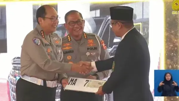 Pelat Khusus 'MA' diberikan secara simbolis oleh Korlantas Polri kepada Sekretaris Mahkamah Agung, Sugiyanto, SH, MH. TNKB khusus ini diberikan di momen HUT Mahkamah Agung ke-80, pada Selasa (19/8/2025).