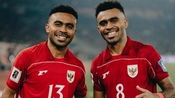 DUO SAYURI - Yance Sayuri dan Yakob Sayuri setelah memperkuat Timnas Indonesia menghadapi China pada laga grup C ronde 3 Kualifikasi Piala Dunia 2026 di Stadion Utama Gelora Bung Karno, Kamis (5/6/2025). (Instagram Yakob - 11/6/2025)