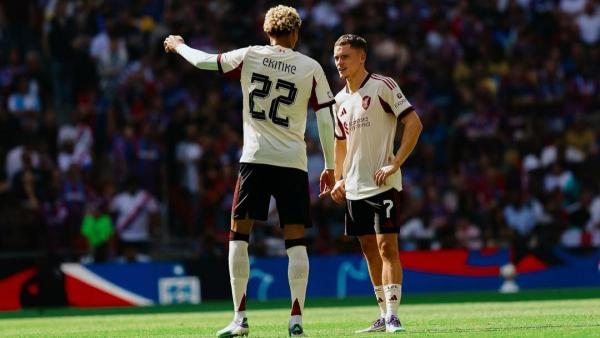 Florian Wirtz dan Hugo Ekitike dalam laga debut mereka bersama Livepool melawan Crystal Palace di Community Shield 2025, Minggu (10/8/2025)