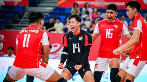 SELEBRASI PEMAIN VOLI INDONESIA - Pemain Timnas voli putra U21 Indonesia melakukan selebrasi setelah cetak poin pada laga melawan Italia Grup D Piala Dunia Voli U21 2025 Putra di Jiangmen Sport Center, China, Kamis (21/8/2025) malam WIB.