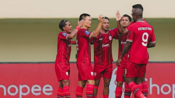 SELEBRASI PERSIS SOLO - Para pemain Persis Solo melakukan selebrasi setelah berhasil menjebol gawang PSBS Biak, Sabtu (23/8/2025) di Stadion Maguwoharjo, Yogyakarta.