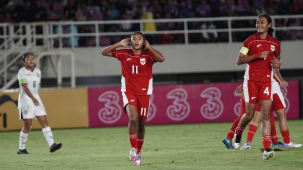 AFF U16 PUTRI - Pesepak bola Timnas Putri U16, Nasywa Salsabila Fatah (tengah) selebrasi setelah mencetak gol ke gawang Timor Leste dalam pertandingan Piala AFF U16 di Stadion Manahan, Solo, Rabu (20/8/2025) malam. Timnas Putri U16 Indonesia berhasil unggul 5-0 atas Timor Leste di babak pertama.
