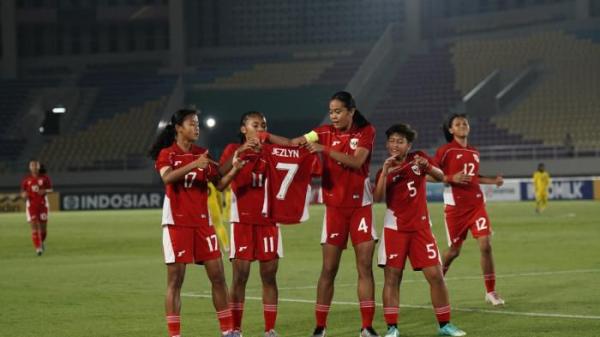 AFF U16 PUTRI - Selebrasi pemain Timnas Putri Indonesia U16 dalam pertandingan menghadapi Malaysia pada laga terakhir grup A Piala AFF Wanita U16 di Stadion Manahan Solo, Minggu (24/8/2025) malam WIB. (Tribun Solo/Muhammad Nursina)
