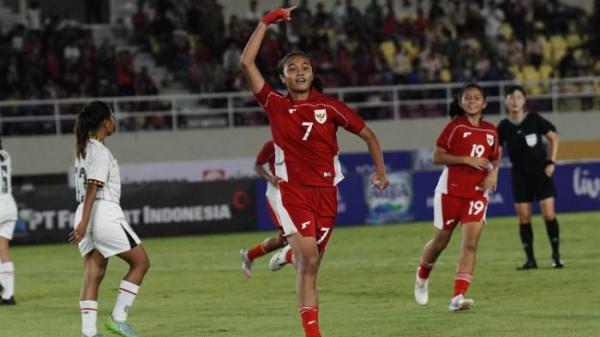 AFF U16 PUTRI - Pesepak bola Timnas Putri U16, Jazlyn Kayla Azkha selebrasi setelah mencetak gol ke gawang Timor Leste dalam pertandingan Piala AFF U16 di Stadion Manahan, Solo, Rabu (20/8/2025) malam. Timnas Putri U16 Indonesia berhasil unggul 5-0 atas Timor Leste di babak pertama.