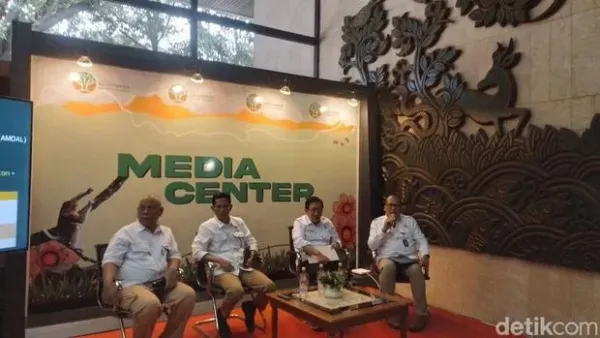 Konferensi pers terkait izin dari PT PSP di Pulau Sipora, Mentawai, Sumatera Barat