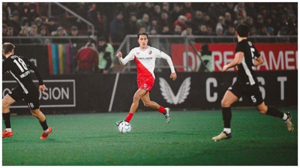 MILIANO JONATHANS - Pemain keturunan Indonesia Miliano Jonathans saat memperkuat FC Utrecht dalam pertandingan melawan AZ Alkmaar pada kompetisi Eredivisie 2024/25 (19/2/2025). (Website FC Utrecht - 26/2/2025)