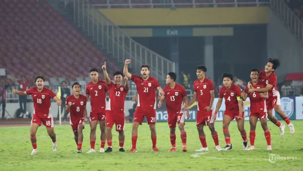 PIALA AFF U23 - Luapan kegembiraan pesepak bola Timnas U-23 Indonesia usai mengalahkan Timnas Thailand pada semifinal Piala AFF U-23 di Stadion Utama Gelora Bung Karno (SUGBK), Jakarta, Jumat (25/7/2025). Timnas U23 Indonesia berhasil mengalahkan Thailand dengan skor 7-6 lewat adu penalti usai bermain imbang 1-1 pada waktu normal. Foto diambil menggunakan kamera Canon EOS R1 dengan lensa RF 100-500mm. TRIBUNNEWS/HERUDIN