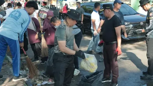 Polisi bersama Pemkab Kuansing bersih-bersih sampah di Tepian Narosa usai Pacu Jalur, Selasa (26/8/2025).
