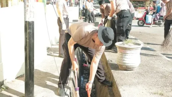 Polisi bersama Pemkab Kuansing bersih-bersih sampah di Tepian Narosa usai Pacu Jalur, Selasa (26/8/2025).
