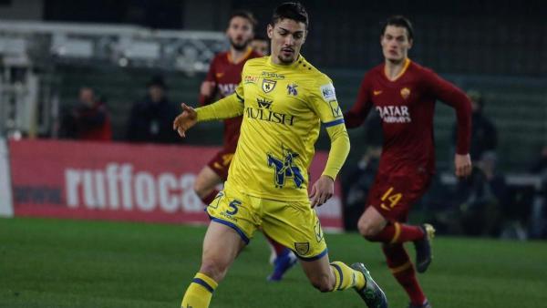 Bek tengah asal Italia, Federico Barba saat berseragam Chievo Verona pada musim 2018/2019. Saat ini, Federico Barba dikaitkan dengan Persib Bandung