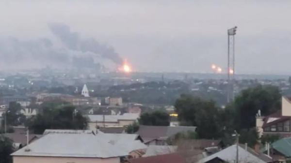 DIHANTAM DRONE - Kepulan asap dan api yang tampak dari kejauhan di Kilang minyak Syzran di Oblast Samara, Rusia. Kilang minyak ini dilaporkan menjadi sasaran serangan drone Ukraina pada Jumat (15/8/2025).