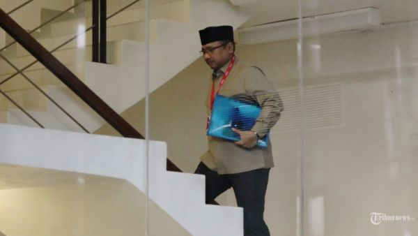 DIPERIKSA KPK - Mantan Menteri Agama 2020-2024 Yaqut Cholil Qoumas tiba untuk menjalani pemeriksaan di Gedung KPK, Jakarta, Kamis (7/8/2025). Yaqut Cholil Qoumas diperiksa KPK terkait penyelidikan dugaan korupsi pembagian kuota tambahan haji pada penyelenggaraan haji 2024. TRIBUNNEWS/IRWAN RISMAWAN