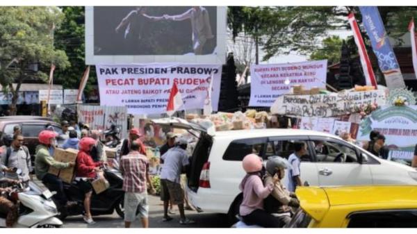 DEMO PATI - Posko donasi Aliansi Masyarakat Pati Bersatu di depan Kantor Bupati Pati, Senin (11/8/2025) siang. Aksi demo bakal dilakukan warga Pati, Jawa Tengah, pada Rabu (13/8/2025), tuntut Sudewo mundur dari jabatan Bupati Pati. 