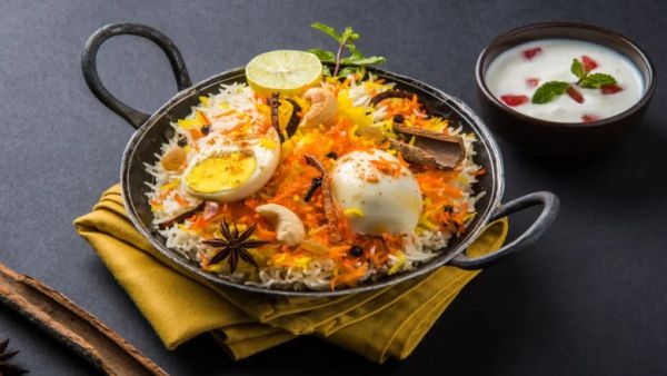 बिर्याणी अंशतः उकळत्या बास्मती तांदूळ आणि नंतर मसालेदार कोंबडी किंवा भाज्या डमवर शिजवून बनविली जाते