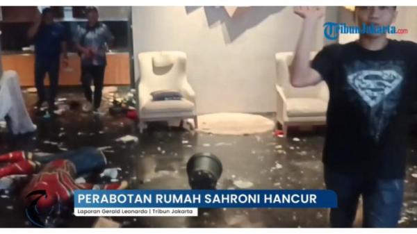 RUMAH AHMAD SAHRONI HANCUR - Penampakan di dalam rumah Ahmad Sahroni di Tanjung Priok, Jakarta Utara, yang hancur diamuk massa, Sabtu (30/8/2025).
