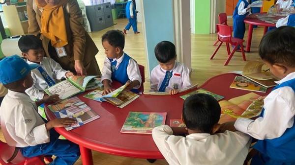MANFAATKAN FASILITAS-Murid TK Negeri Pembind