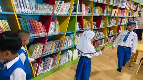MANFAATKAN FASILITAS-Murid TK Negeri Pembina Banjarmasin Tid