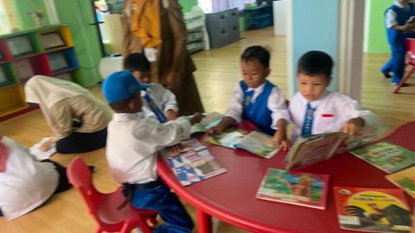 MANFAATKAN FASILITAS-Murid TK Negeri Pembina Banjarmasin Timur 2 d