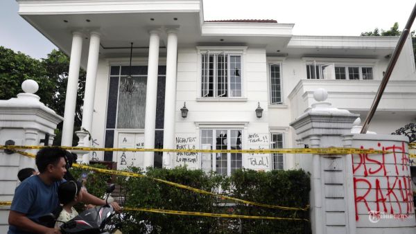 Warga nelihat rumah Anggota DPR Surya Utama atau Uya Kuya yang berantakan usai didatangai massa tak dikenal di Pondok Bambu, Jakarta Timur, Minggu (31/8/2025). Rumah Uya Kuya didatangi massa tak dikenal pada Sabtu (30/8/2025) malam dan menjarah barang-barang serta melakukan tindakan vandalisme. TRIBUNNEWS/IRWAN RISMAWAN