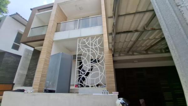 Rumah yang dijarah massa pada hari Minggu dinihari, 31 Agustus 2025 di kompleks Kebayoran Baru Essence, Bintaro, Pondok Aren, Tangerang Selatan, ternyata bukan milik artis sekaligus politisi Nafa Urbach.