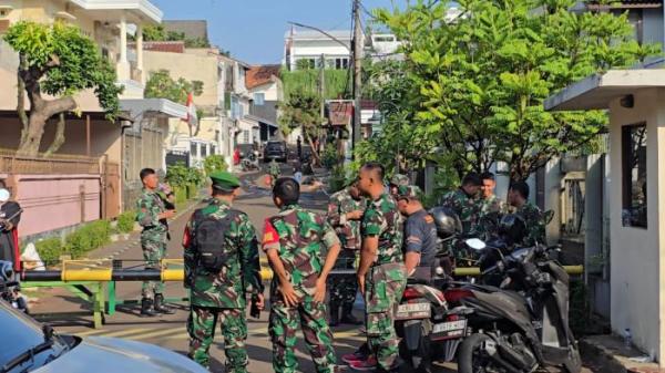 RUMAH SRI MULYANI - Kondisi terkini di sekitar rumah Menteri Keuangan Sri Mulyani, di kawasan Bintaro, Tangerang Selatan, Banten, Minggu (31/8/2025), usai dijarah demonstran pada Minggu dini hari. Awak media dan masyarakat tidak diizinkan untuk mendekat rumah Sri Mulyani, yang kini dijaga pihak TNI. ( Chaerul Umam) ,