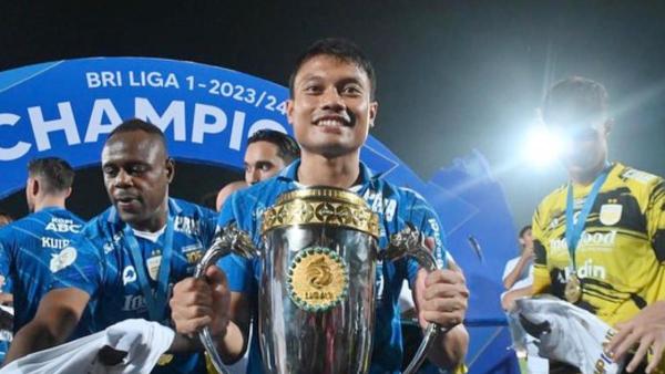 PROFIL PEMAIN - Potret Dedi Kusnandar merayakan gelar juaranya bersama Persib Bandung di musim 2023/2025, Jumat (31/5/2024).