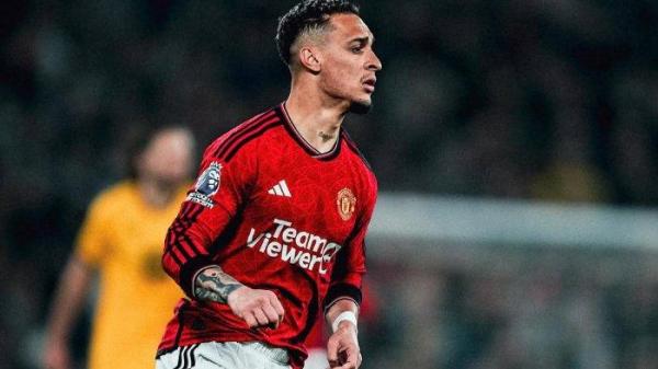 Aksi Antony Santos saat mengawal Manchester United.