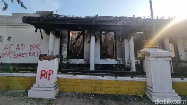Kondisi Gedung Negara Grahadi Usai Dibakar Perusuh