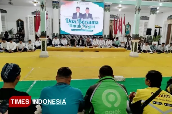 Acara-doa-bersama-di-Pendapa-Muda-Graha-untuk-almarhum-Affan-dan-keselamatan-bangsa-2.jpg