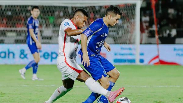 MALUT UNITED VS PSIM YOGYAKARTA - Cuplikan pertandingan Malut United vs PSIM Yogyakarta dalam lanjutan pekan keempat Super League 2025/2026 di Stadion Kie Raha, Ternate, Maluku Utara pada Sabtu, 30 Agustus 2025.