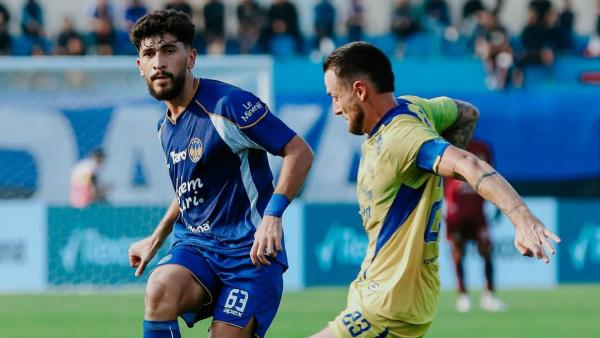 Kapten Persib Bandung, Marc Klok saat dikawal oleh pemain PSIM Yogyakarta, Rahmatshoh Rahmatzoda pada pekan 3 Super League 2025/2026 di Stadion Sultan Agung, Bantul, Minggu (24/8/2025).