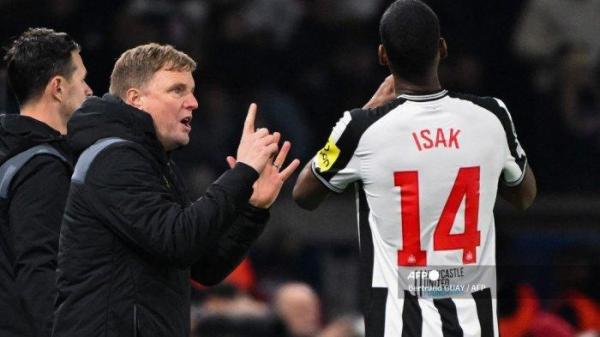 Pelatih kepala Newcastle United asal Inggris Eddie Howe (Kiri) berbicara dengan striker Newcastle United Swedia #14 Alexander Isak (kanan) dalam laga matchday kelima Liga Champions UEFA, pertandingan sepak bola Grup F antara Paris Saint-Germain (PSG) dan Newcastle United pada 28 November 2023 di stadion Parc des Princes di Paris. Bertrand GUAY / AFP