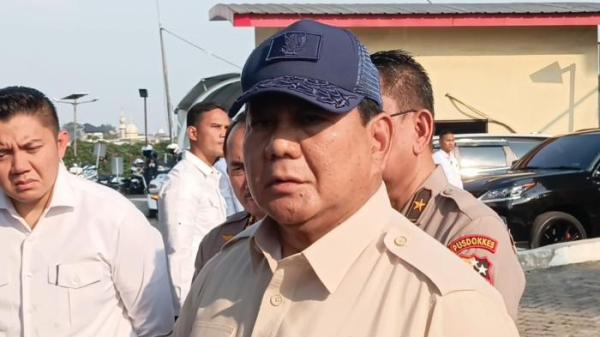 PRABOWO JENGUK KORBAN KERUSUHAN - Presiden RI, Prabowo Subianto saat membesuk korban demo di RS Polri Kramat Jati, Jakarta Timur, Senin (1/8/2025).