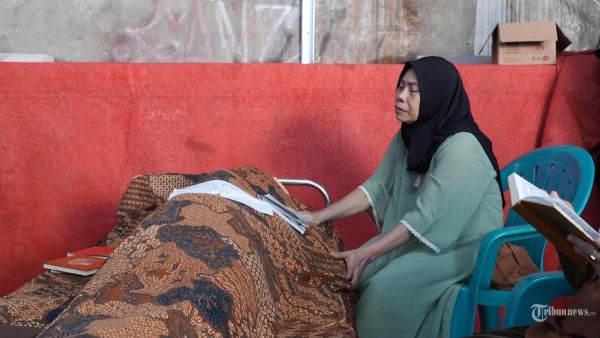 Jenasah Affan Kurniawan Driver Ojol disemayamkan di rumah duka, Jalan Cepu III, Menteng, Jakarta Pusat, Jumat (29/8/2025). Affan Kurniawan meninggal dunia dilindas kendaraan taktis Barracuda milik Brimob saat kericuhan di kawasan Pejompongan, Jakarta Pusat, Kamis malam (28/8/2025). (Wartakota/Yolanda Putri Dewanti)
