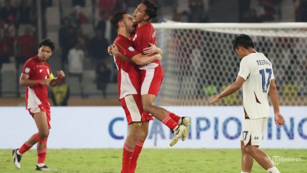 PIALA AFF U23 - Selebrasi pesepak bola Timnas U-23 Indonesia Jens Raven usai menjebol gawang Timnas Thailand pada semifinal Piala AFF U-23 di Stadion Utama Gelora Bung Karno (SUGBK), Jakarta, Jumat (25/7/2025). Timnas U23 Indonesia berhasil mengalahkan Thailand dengan skor 7-6 lewat adu penalti usai bermain imbang 1-1 pada waktu normal. Foto diambil menggunakan kamera Canon EOS R1 dengan lensa RF 100-500mm. TRIBUNNEWS/HERUDIN