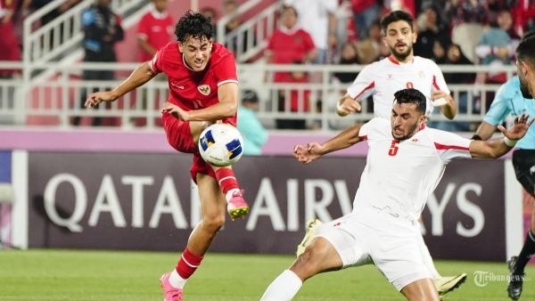 Pemain Timnas Indonesia Rafael Struick berebut bola dengan pemain Timnas Yordania pada laga terakhir fase grup Piala Asia U-23 2024 di Stadion Abdullah bin Nasser bin Khalifa, Doha, Qatar, Minggu (21/4/2024). (Dok.PSSI)