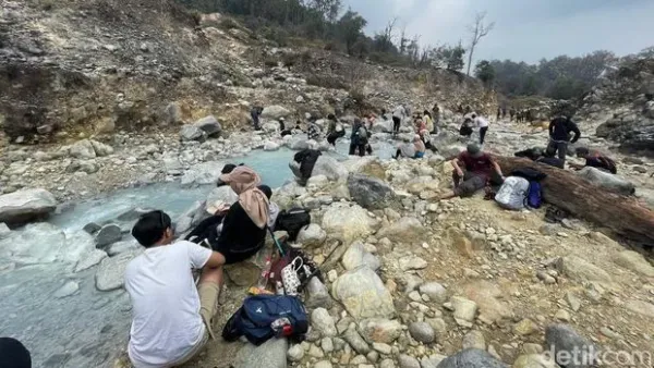 Berendam air panas menjadi salah satu cara menghilangkan lelah dan stres. Apalagi kalau berendamnya dengan pemandangan alam yang luar biasa seperti Kawah Ratu.