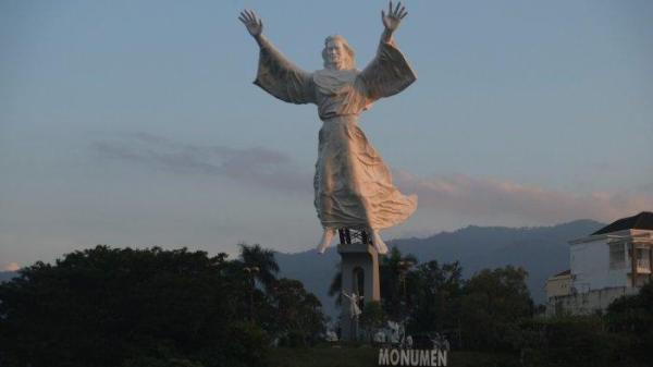 Suasana wisata religi di spot pengamatan Monumen Yesus Memberkati, Kota Manado, Sulawesi Utara, Selasa (12/10/2021).