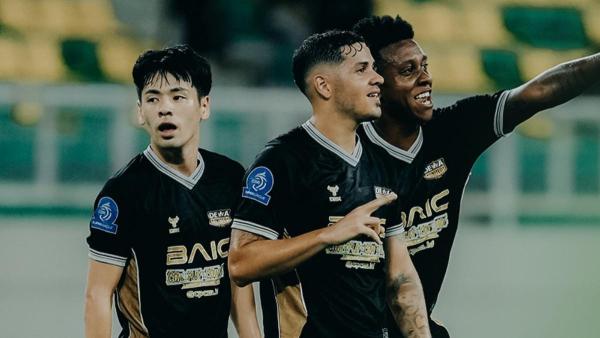 DEWA UNITED VS PERSIK KEDIRI - Para pemain Dewa United berselebrasi setelah menjebol gawang Persik Kediri dalam lanjutanpekan ketiga Super League 2025/2026 di Stadion Internasional Banten, Serang pada Jumat, 22 Agustus 2025.
