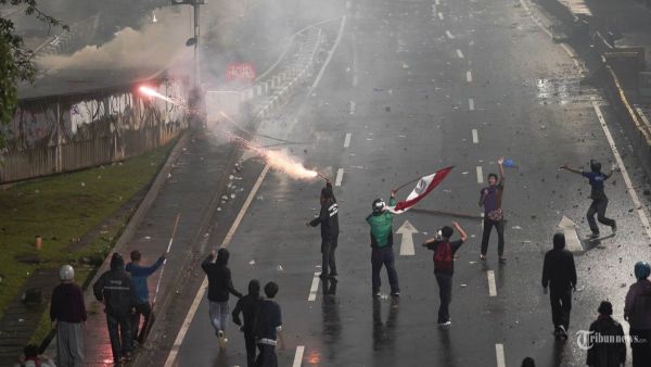 AKSI MAHASISWA - Mahasiswa gabungan dari sejumlah kampus terlibat bentrok dengan polisi saat demonstrasi di sekitar Jalan Semanggi Jakarta dekat Polda Metro Jaya, Jumat (29/8/2025). Aksi demonstrasi itu untuk mendesak kepolisian menghukum pelaku anggota Brimob yang melindas pengendara ojek online Affan Kurniawan hingga tewas menggunakan rantis. TRIBUNNEWS/HERUDIN