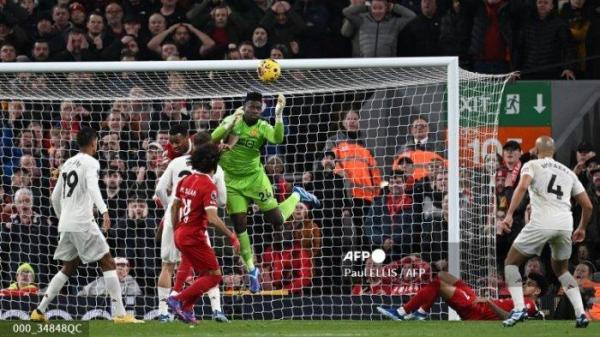 Andre Onana vs Mohamed Salah di Liga Inggris antara Liverpool vs Manchester United di Anfield di Liverpool, barat laut Inggris pada 17 Desember 2023.