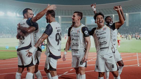 BURSA TRANSFER SUPER LEAGUE - Para pemain Persija Jakarta berselebrasi setelah menjebol gawang Persis Solo dalam lanjutan pekan kedua Super League 2025/2026 di Stadion Manahan, Solo, Jawa Tengah pada Sabtu, 16 Agustus 2025.