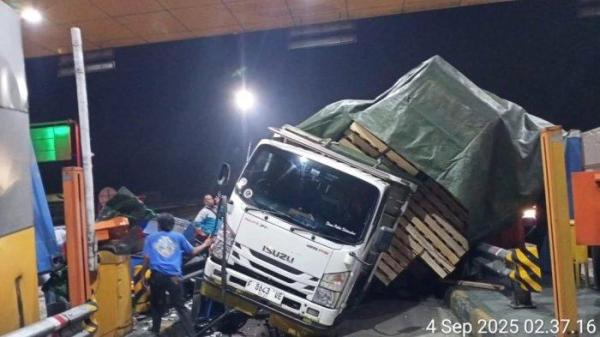 Kecelakaan terjadi di Gerbang Tol (GT) Ciawi 2, KM 41+400 Ruas Tol Jagorawi arah Jakarta pada 04 September 2025 pukul 02.35 WIB.  