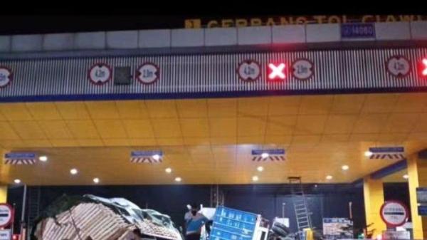 Kecelakaan terjadi di Gerbang Tol (GT) Ciawi 2, KM 41+400 Ruas Tol Jagorawi arah Jakarta pada 04 September 2025 pukul 02.35 WIB.  