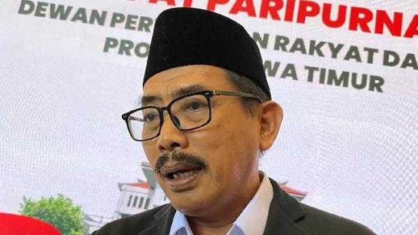 GESER ANGGARAN - Ketua DPRD Jatim Musyafak Rouf saat diwawancarai di Gedung dewan, Rabu (3/9/2025). Politisi Senior PKB ini menjelaskan, anggaran kunjungan kerja ke luar negeri saat ini dihapus.